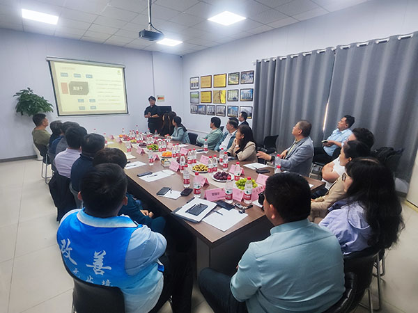 泰安市企聯(lián)、市網(wǎng)商會(huì)的企業(yè)家來(lái)廠參觀