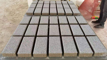 PC仿石透水磚生產(chǎn)現(xiàn)場(chǎng)